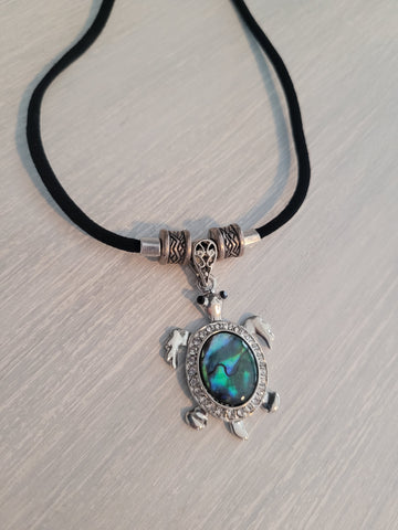 Black elastic necklace with sea turtle
